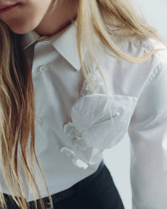 WHITE SHIRT DECORATED WITH FLOWERS